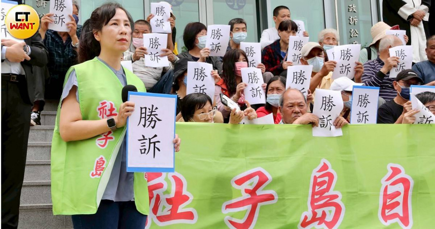 社子島自救會於台北高等行政法院前說明「生態社子島」開發案訴訟過程與北高行判決撤銷後的下一步作法。（圖／方萬民攝）
