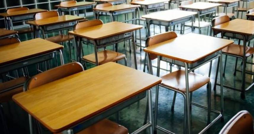 8歲男童因在課堂上講「鼻屎」諧音笑話，美術老師竟情緒失控踹他屁股，導致男童不敢上學，他的父母怒告校方要求國賠。（示意圖／PhotoAC）