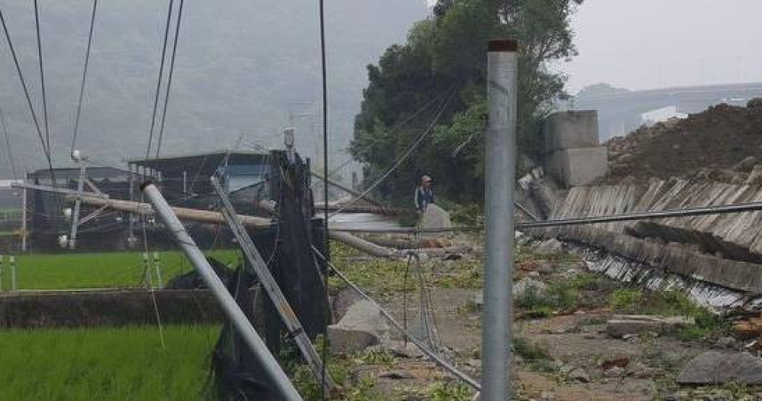 暴雨沖垮砂石場，電桿斷裂7戶斷電。（圖／翻攝畫面）