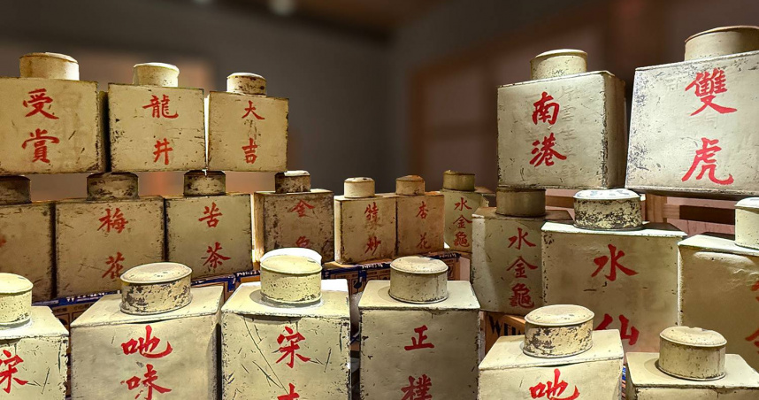 遠從泰國柯成興茶行帶回的鋁罐裝老茶。（圖╱吳德亮攝）