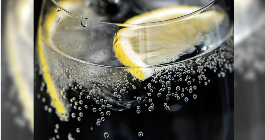 西班牙一名42歲男子巴勃（Pablo González）4月12日當天在餐廳喝下氣泡水後，食道胃部出現嚴重的灼傷。（示意圖／Pixabay）