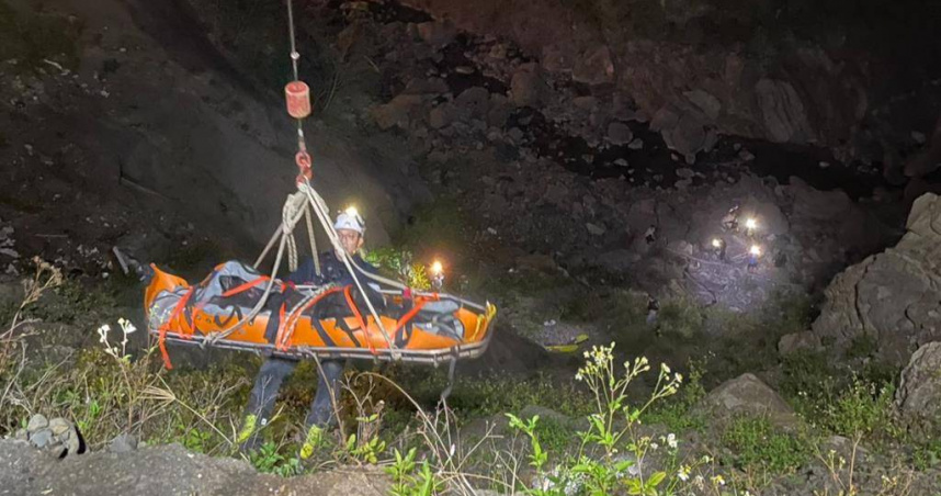 高雄桃源區山區在昨（18）日有72歲陳姓男子出門採野菜卻失蹤，警消於一處山谷底部發現陳男身影，但已明顯死亡。（圖／消防局提供）