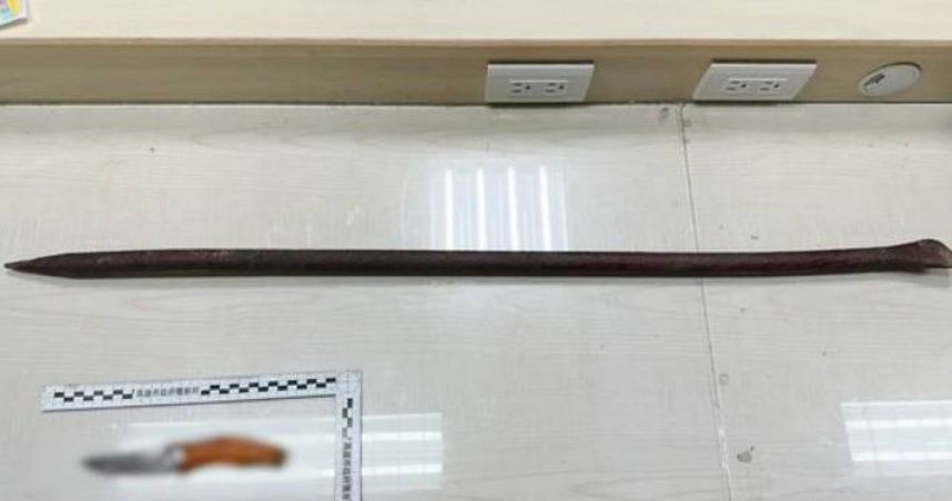 高雄民宅發生鄰居糾紛，導致4人持刀械互砍互毆，後續全被警方移送法辦。（圖／翻攝畫面）