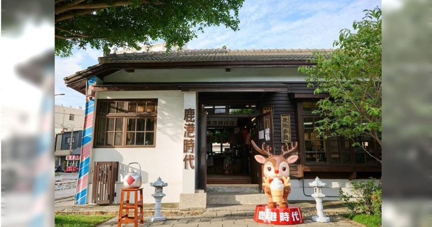 進駐桂花巷藝術村的「鹿港時代」集結在地數十款伴手禮、蛋黃酥文創品與懷舊遊戲體驗區。(圖/新口味食品行提供