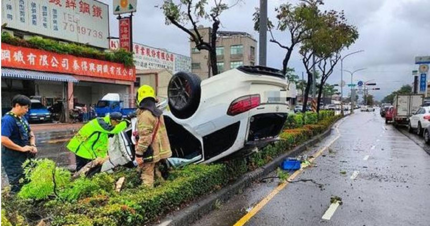 許男駕駛賓士突打滑自撞分隔島，還波及對向駛來的2輛轎車，造成1人受傷送醫。（圖／翻攝畫面）