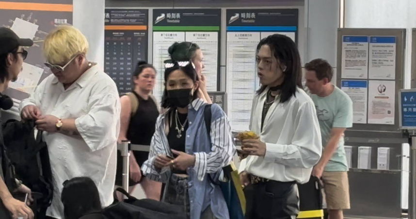 上月23日本刊讀者在台北車站東三門直擊TRASH成員魁剛、頤原和工作人員帶著吉他等行李準備搭車去演出。（圖／讀者提供）