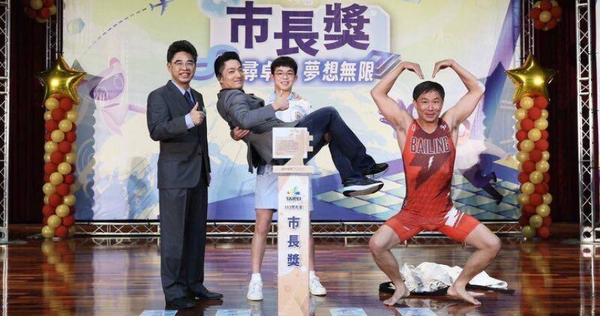 蔣萬安獻出人生第一次公主抱。（圖／翻攝自臉書＠chiangwanan）