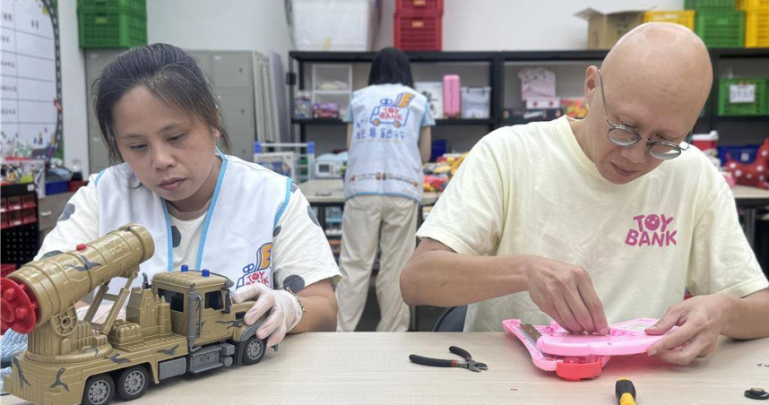 台中市玩具銀行推動二手玩具回收與再生，志工隊長傅玟瑜（左）和玩具醫生林東州（右）等人，透過雙手整理、修復助玩具新生。（圖／中國時報潘虹恩攝）