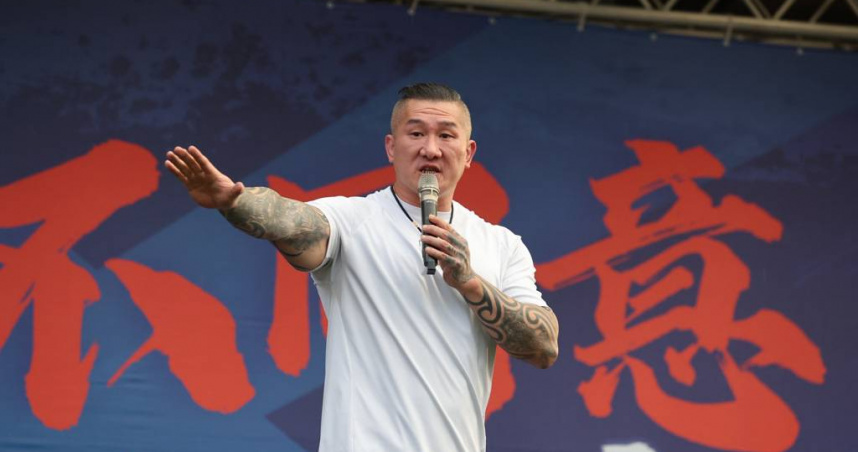 北北基「反惡罷團結大會」21日在台北榮星花園舉行，網紅「館長」陳之漢上台演說，問賴清德總統過去一年做了什麼？（圖／中國時報姚志平攝）