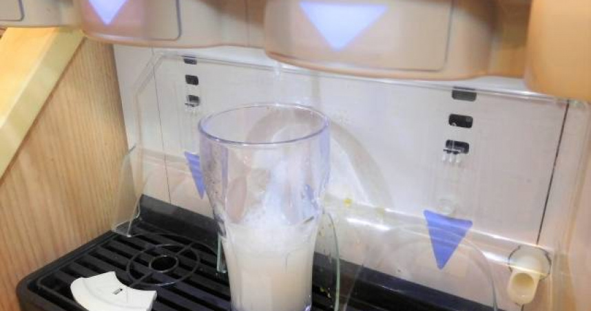 許多餐飲料會有飲料店，讓顧客自行取用。（示意圖／翻攝自photoAC）