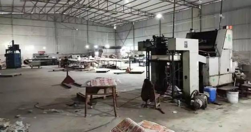 四川一名年輕人，租了印刷廠製造出上百萬美元的假鈔。（圖／翻攝自微博）