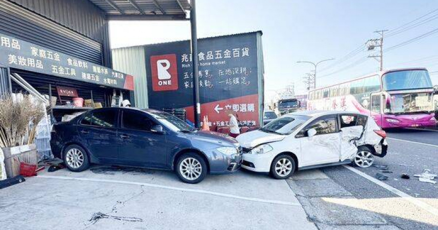 桃園中壢54歲男駕車失控撞3車翻覆。（ 圖／翻攝畫面）