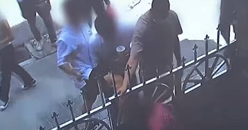 高雄一名80歲阿嬤在自家門前遭3名男子圍攻推擠，男子踹門將阿嬤關在屋內，導致阿嬤手部被夾傷。（圖／翻攝畫面）