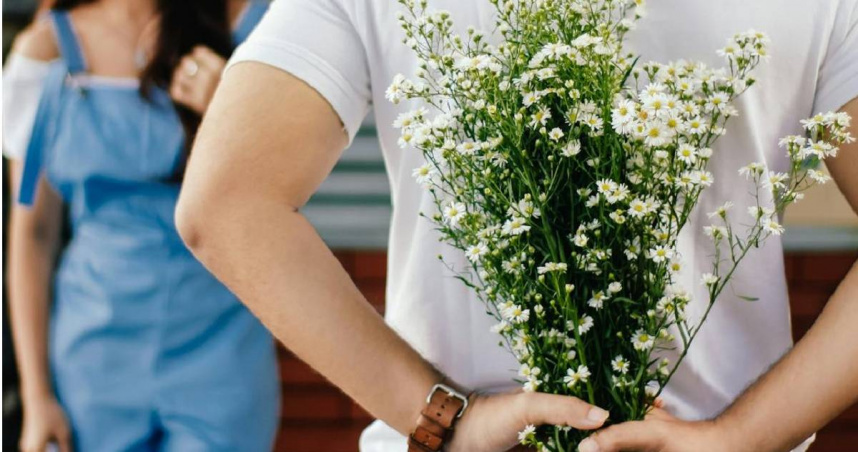 一位擁有45年經驗的夫妻治療師與性治療專家表示，出軌行為其實有跡可循。（示意圖／翻攝Pexels）