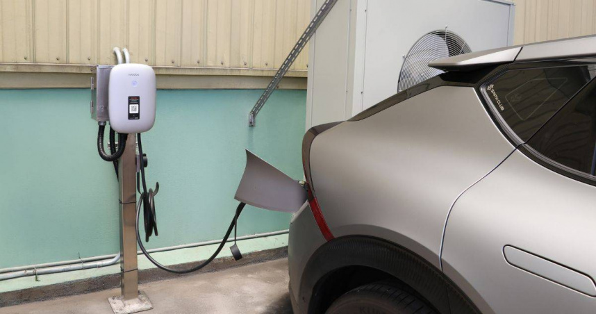 盛齊綠能與Noodoe於宜蘭示範場啟動光儲充整合基地，結合太陽能、儲能與電動車充電設備，展現MIT綠能系統輸出實力。（圖／盛齊綠能提供）