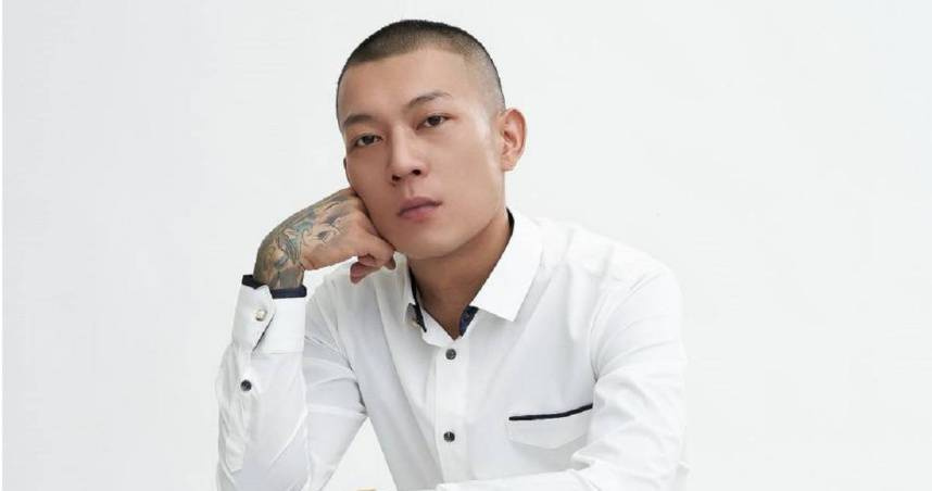 網紅鳳梨（吳泓逸）遭歹徒連開9槍，所幸人沒有受傷，警方仍在追捕歹徒中。（圖／翻攝自鳳梨吳泓逸臉書）