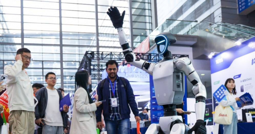 董事長魏哲家會上透露，看好人形機器人發展前景，帶動18日機器人概念股價氣勢。（圖／新華社）