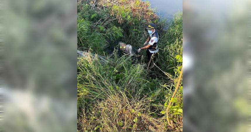 林園分局中芸派出所員警與消防人員隨即趕往現場，將洪翁救起，所幸僅有輕微擦傷，無生命危險。（圖／警方提供）