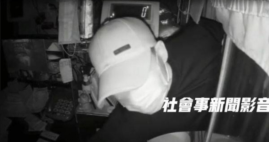 台南安南區回收場凌晨驚傳竊案，貨櫃屋遭破窗竊賊潛入盜取現金。（圖／翻攝社會事新聞影音畫面）