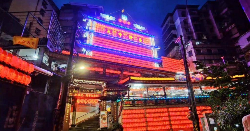 國曆7月24日是農曆6月30日，基隆市老大公廟深夜依往年習俗於深夜舉行點燈儀式，但與往年不同的是，因為中間夾了一個閏六月，要等到國曆8月23日才會舉行開龕門儀式。（圖／中國時報張志康攝）