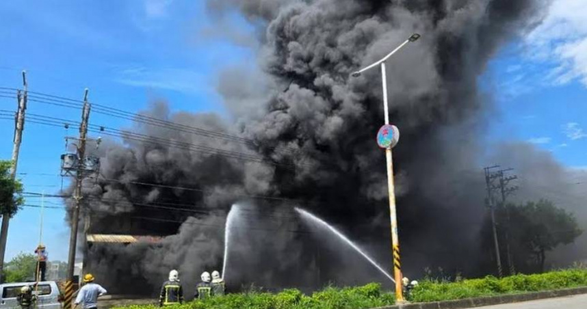 湖口食品廠大火濃煙遮天消防機器人出動灌救。（圖／翻攝畫面）