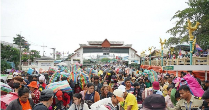 泰柬邊境爆發衝突，5天有40萬名在泰柬籍勞工返國。（圖／翻攝柬中時報）