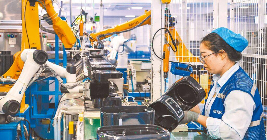 市場關注中國官方推出的「反內捲」減產與刺激市場政策。（圖／新華社）