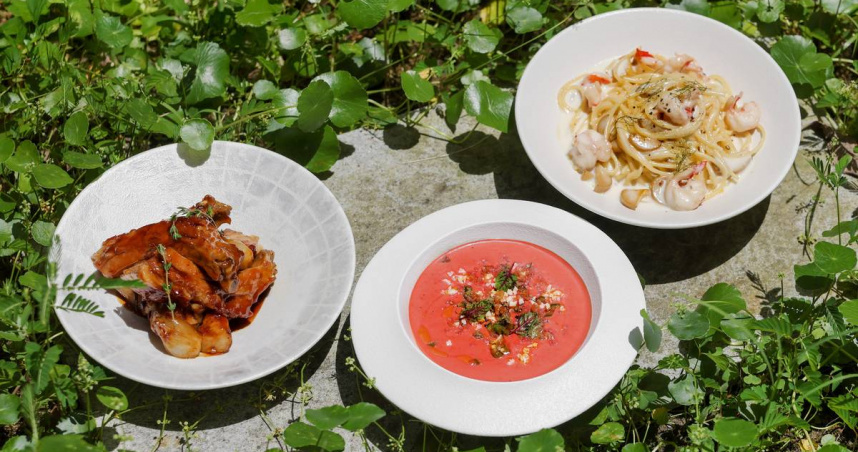 ORIGEN推薦菜色「爐烤香草豬肋」（左起，720元）、「西班牙番茄冷湯」（220元）、「蘑菇鮮蝦義大利麵」。（320元，圖／ORIGEN提供）