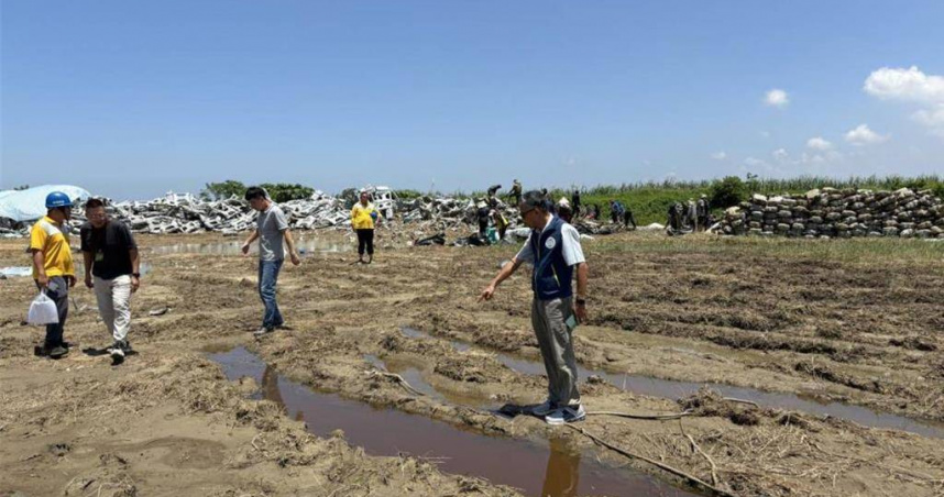 民眾黨立法院黨團昨舉辦記者會爆料，有業者在嘉義縣義竹鄉台糖土地上堆置廢棄太陽能光電板，環境部今天表示，今日現勘發現暫置場有紅色水窪。（圖／環境部提供）