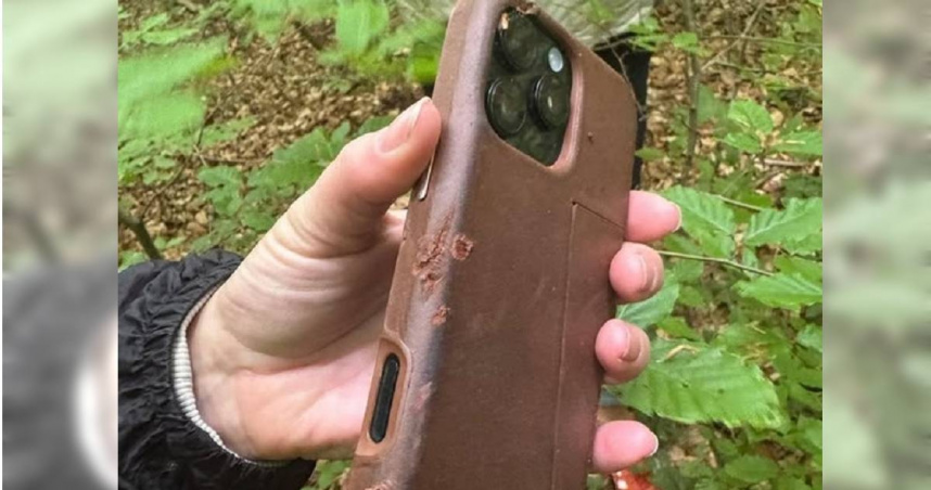 國外一名女子的手機iPhone 16 Pro從高空2600英尺（約800公尺）掉落，竟完好無損還能順利開機。（圖／翻攝自Instagram／ashprange）