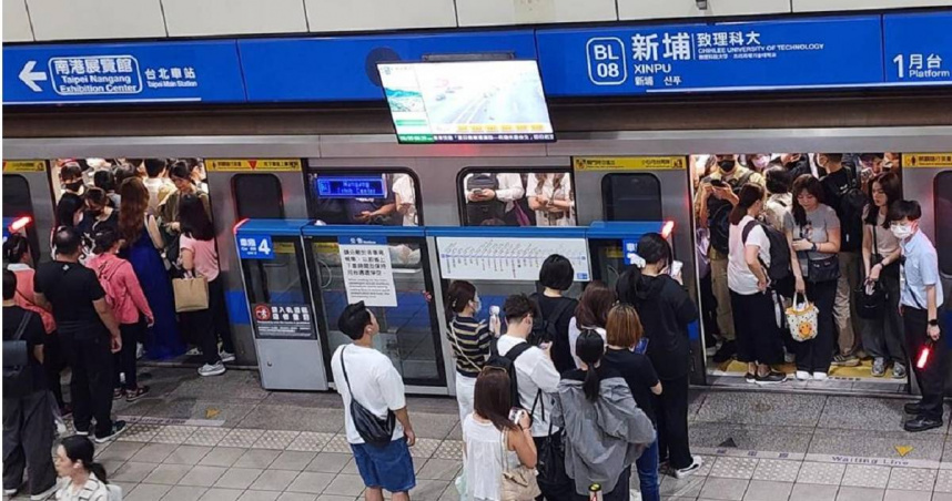 台北捷運18日調度2車次由江子翠發車，卻造成原發車的新埔、板橋兩站民眾排隊時間更長。北捷表示，自20日起將板南線尖峰列車，安排4部空間優化，讓更多民眾可順利搭乘。（圖／北捷提供／中國時報記者徐佑昇台北傳真）