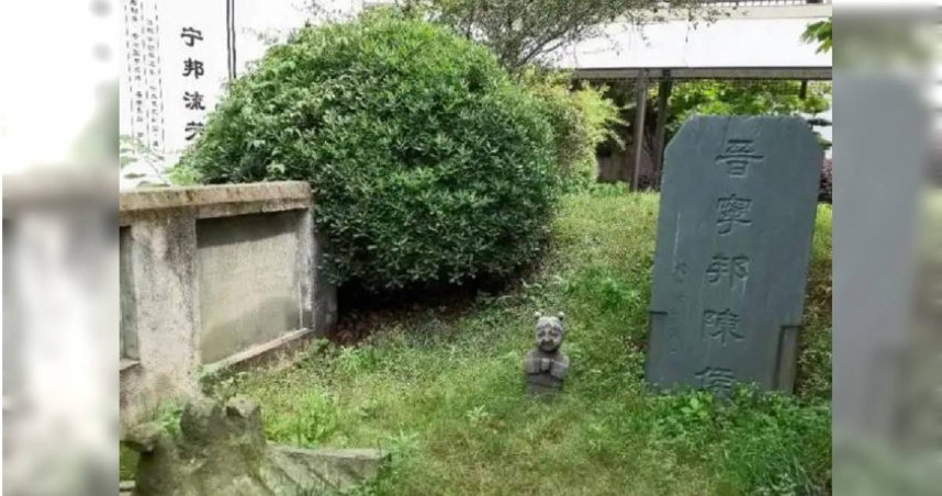 有大陸民眾入住浙江一間飯店，散步時意外發現裡面有一座古墓。（圖／翻攝自微博／極目新聞）