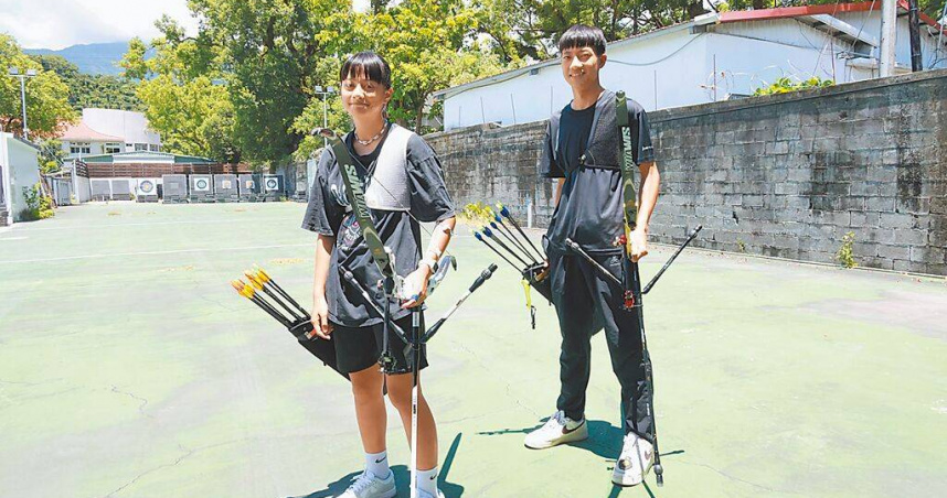 花蓮縣玉里國中射箭隊選手高卉唐（左）及林脩藩（右），2年多前戴學童近視專用日拋隱形眼鏡後，克服近視影響訓練的問題，今年分別在世界中學生U15運動會射下金牌與銀牌。（圖／門諾醫院提供／中國時報羅亦晽花蓮傳真）