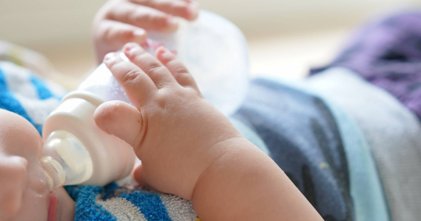 「媽媽餵Mamaway」近日因關於配方奶、母乳的言論被炎上。（示意圖／翻攝自photoAC）