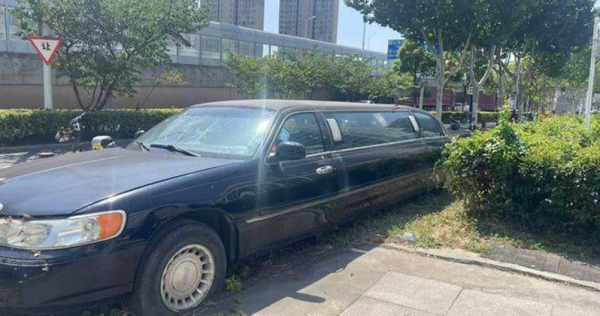 黑色加長型林肯轎車棄置在合肥市街頭逾五年，車況破敗引發市容爭議。（圖／翻攝自揚子晚報）