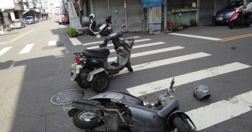 85歲阿嬤四輪機車左轉撞孕婦。（圖 ／翻攝畫面）