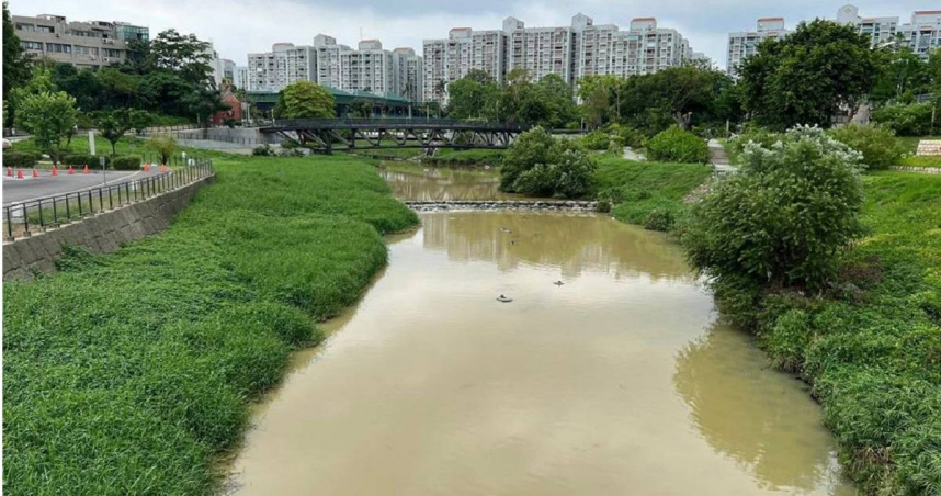 台南市中華路橋下的自來水幹管1日破管，大量泥沙隨水經由下水道流入竹溪，造成竹溪黃水滾滾。（圖／讀者提供）