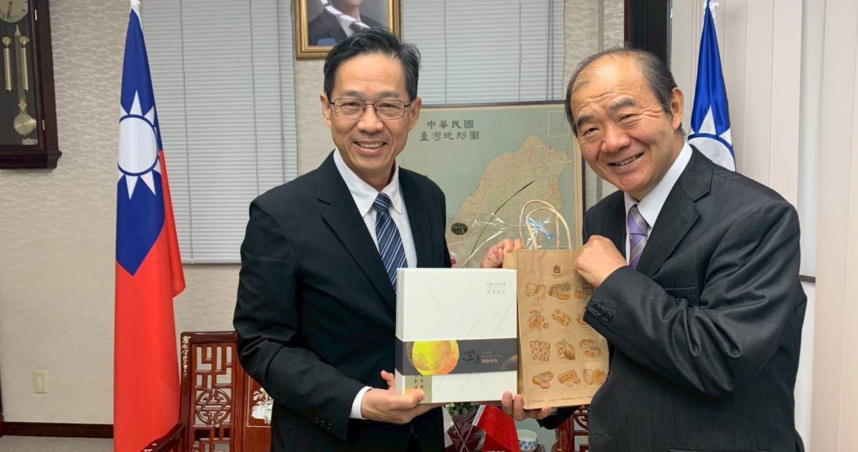 經發局張峯源局長、台北駐福岡經濟文化分處陳銘俊處長（右）。（圖片提供／台中市政府）