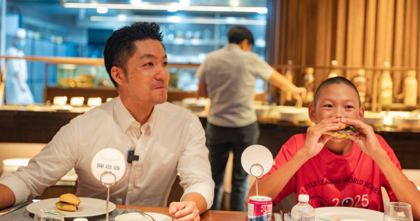 蔣萬安請東園少棒冠軍吃牛排，並宣布週日還將替少棒健兒舉辦勝利遊行 （圖／北市府提供）