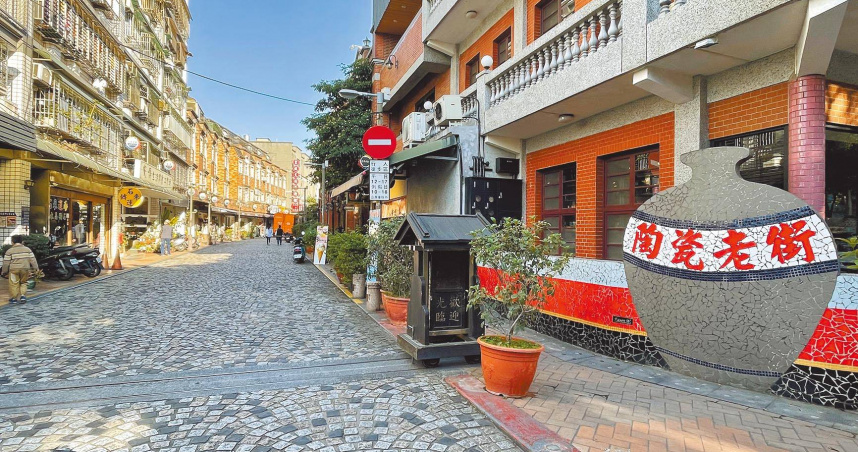 有民眾週末到陶瓷老街遊玩，卻發現老街人潮大不如前。（圖／報系資料照）