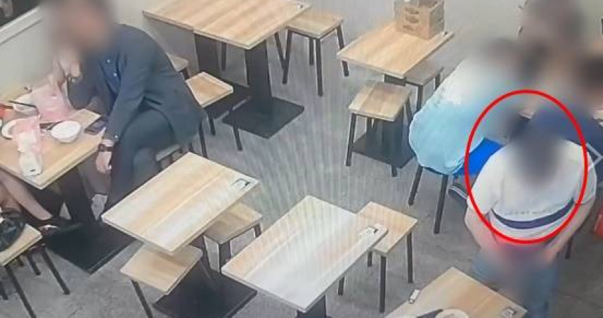 北市一名王姓男子今年9月初疑似不勝酒力，酒後於林森北路一家當歸鴨店當眾便溺。（圖／翻攝畫面）