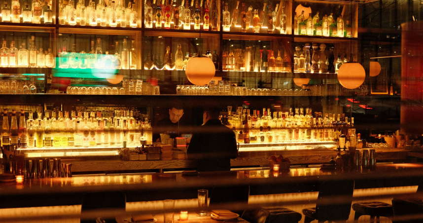 泰國省行政部門宣布，為加強管制深夜飲酒，自11月8日起，民眾若在酒吧、酒館等場所於法定營業時間外飲酒，將面臨罰款。（示意圖／翻攝Pexels）