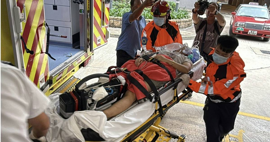 強颱「樺加沙」來襲，香港也傳出民眾海邊「觀浪」落水事件。（圖／翻攝香港01）