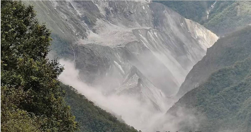 強颱樺加沙帶來劇烈豪雨，導致堰塞湖溢流。（圖／翻攝自Facebook／花蓮同鄉會）