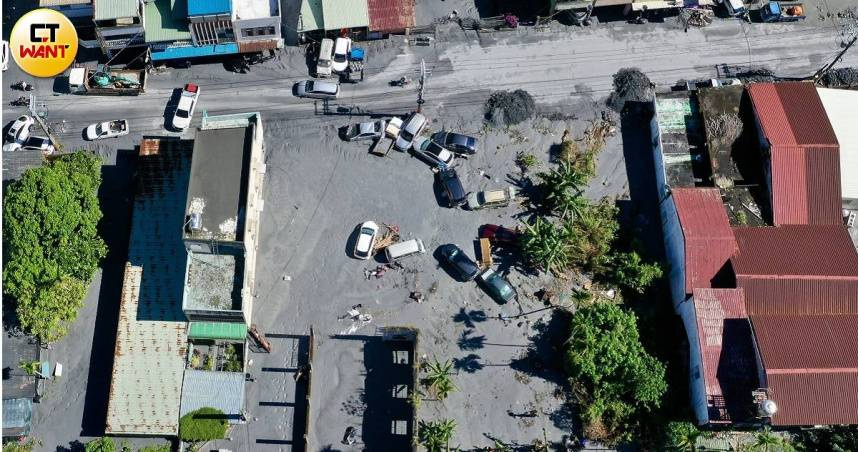 花蓮縣光復鄉馬太鞍溪堰塞湖溢流，洪水侵襲當地，造成慘重災情。（圖／黃耀徵攝）