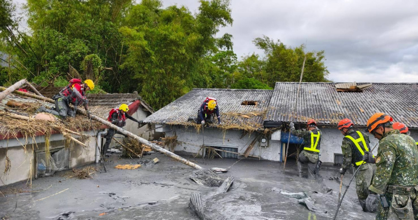 新北特搜隊在花蓮光復鄉佛祖街46巷堪查開挖搜尋任務。（圖／新北市消防局提供）