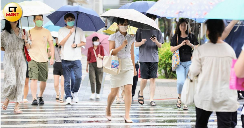 午後西半部有陣雨。（示意圖／方萬民攝）
