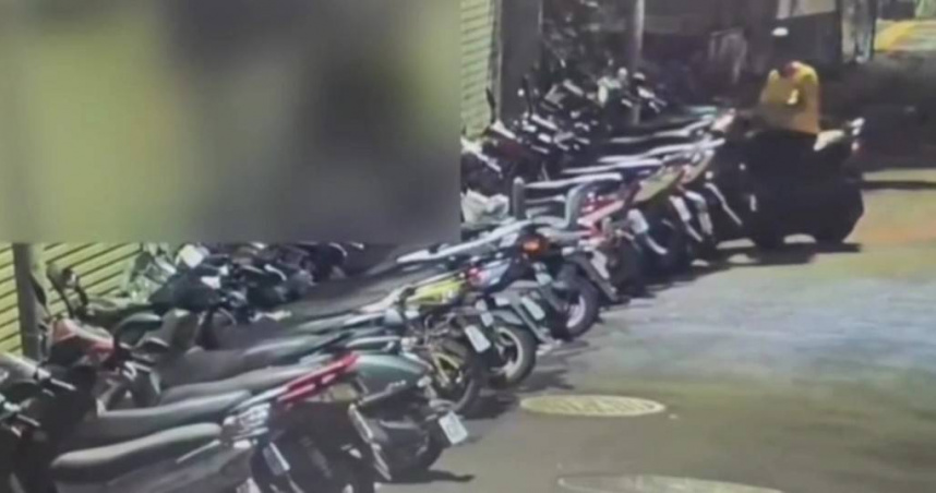 李姓男子竊走路邊拋錨機車後，還自掏腰包購買零件修好再騎走。（圖／翻攝畫面）