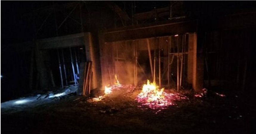 板模燃燒火光衝天幸無人傷亡。（圖 ／翻攝畫面）