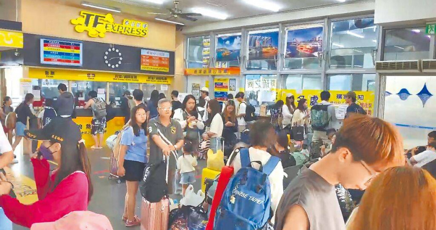 國慶連假首日，往返東港、小琉球的東琉碼頭，上午擠滿搭船遊客。（圖／翻攝畫面）